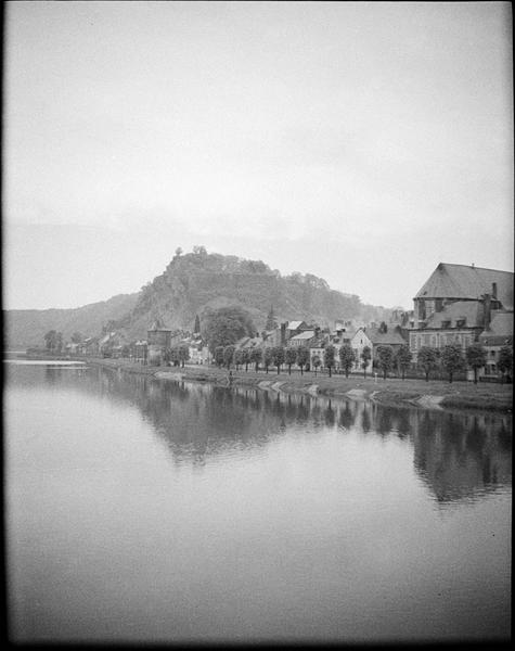 Ensemble sud-est et le quai des Remparts depuis le pont de Meuse