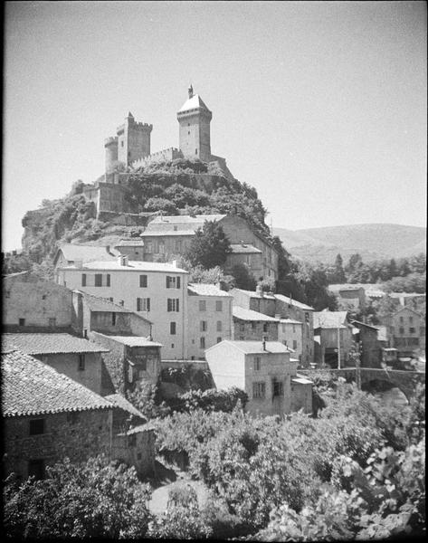 Ensemble nord-est et maisons en contrebas