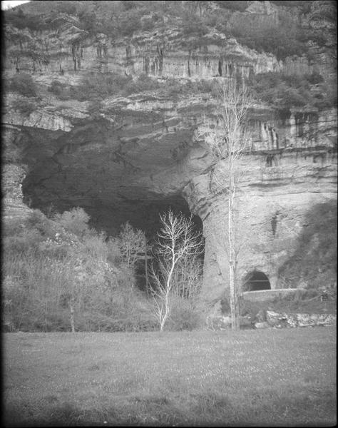 Entrée de la grotte et l'Arize, côté sud