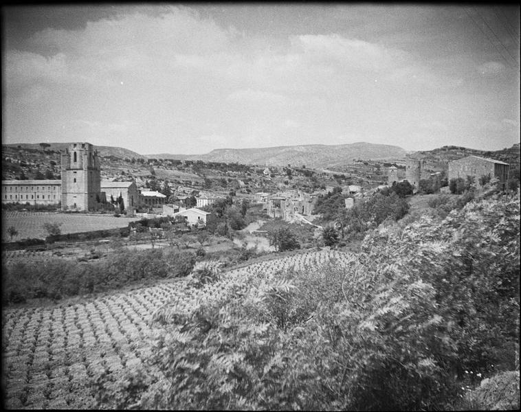 Ensemble sud-est et clocher depuis la route