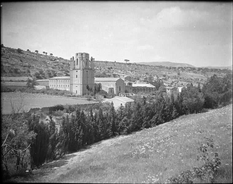 Ensemble sud-est et clocher depuis la route