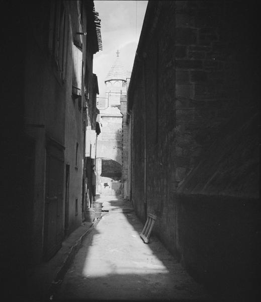 Façades sur passage longeant la nef de l'église Saint-Martin et clocheton en arrière-plan