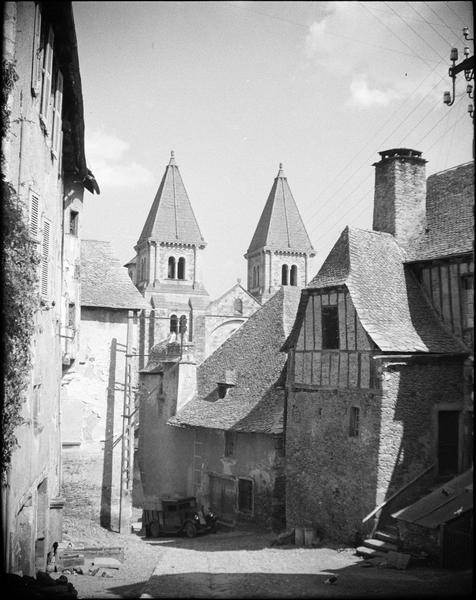 Les deux tours, côté ouest depuis la rue du Château