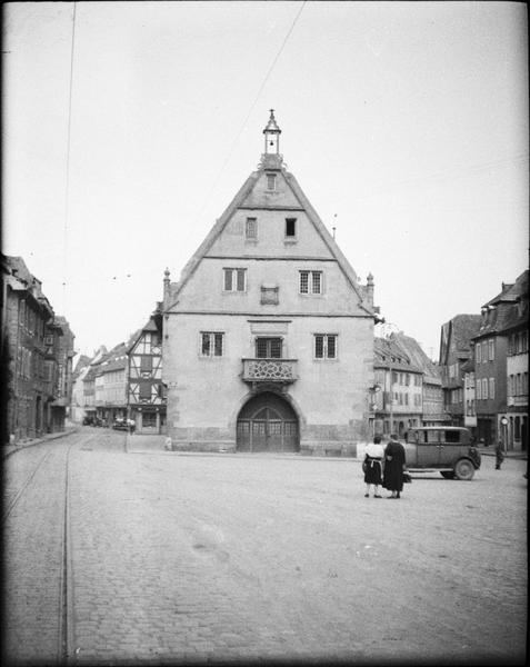 Façade ouest sur place animée