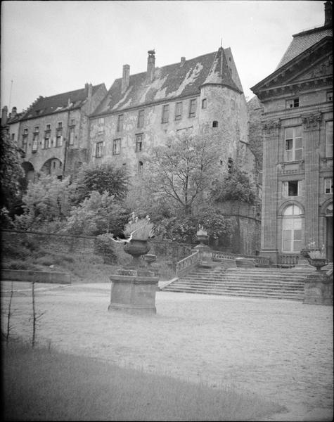 Façade est sur parc, pavillon latéral gauche et tour Cagliostro