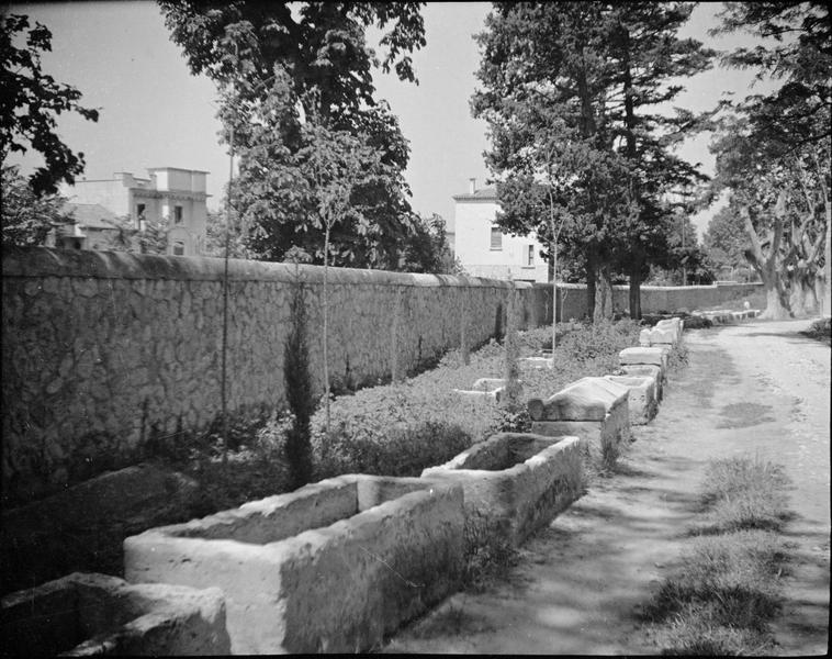 Allée des sarcophages