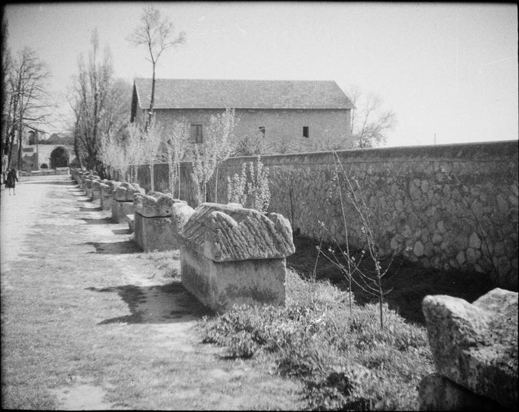 Allée des sarcophages