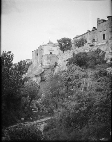 Ensemble sud-ouest et remparts depuis un chemin en contrebas