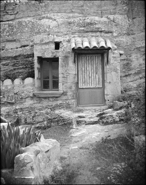 Façade, porte d'entrée et fenêtre