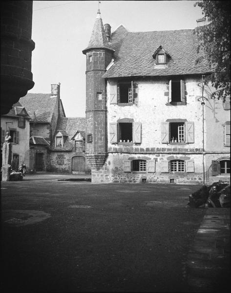 Façade ouest avec tour en encorbellement depuis la place