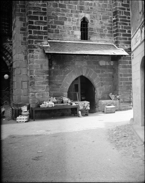 Tour occidentale (ancien beffroi), entrée côté ouest et étal avec paniers