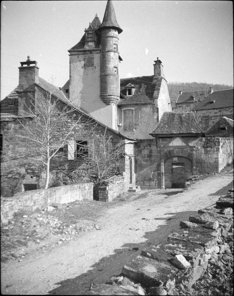 Ensemble sud, porche d'entrée et échauguette sur tour carrée