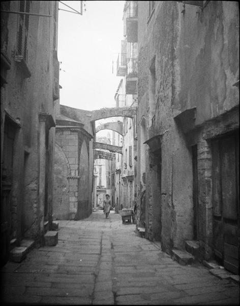 Arcs-boutants reliés aux maisons rue du Corps de Garde