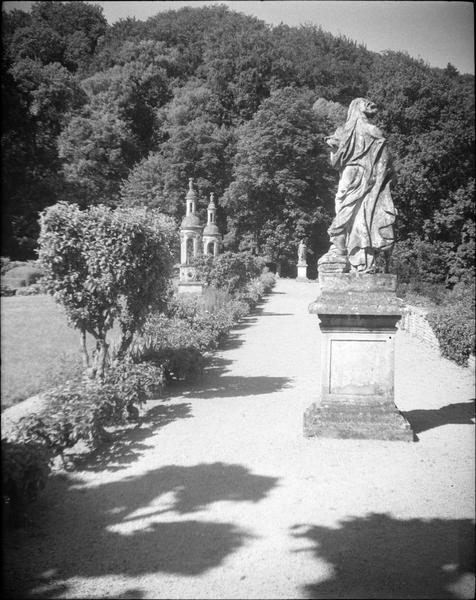 Parc : allée avec statue de Junon et son paon de dos, deux campaniles et statue de Cybèle en arrière-plan