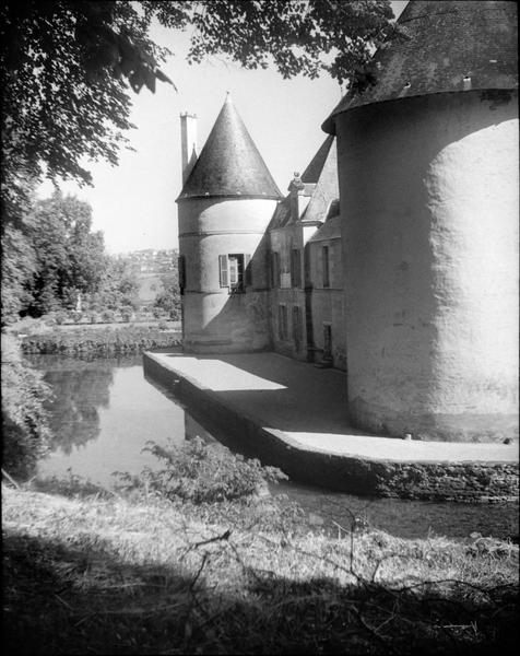 Aile ouest vue en perspective et douves