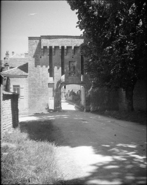 Porte du Bourg, ensemble extra-muros