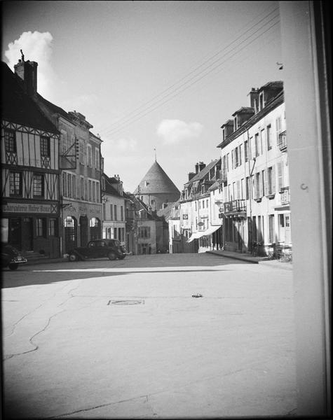 Façades sur rue et tour de l'Orle d'Or en arrière-plan