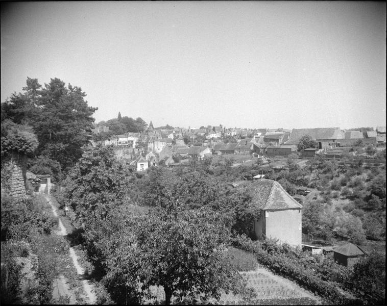 Jardin jouxtant les remparts