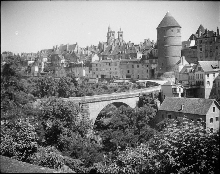 Tour de l'Orle d'Or et pont Joly enjambant l'Armançon