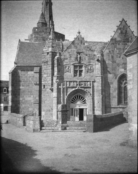 Façade sud avec porche surmonté d'un linteau sculpté représentant l'Annonciation et la Pieta