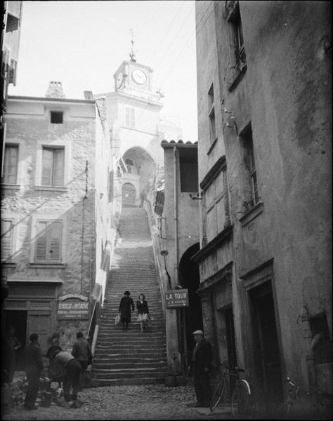 Escalier des Cordeliers et clocher côté sud, vue animée