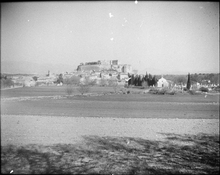 Ensemble ouest vu de loin et village en contrebas