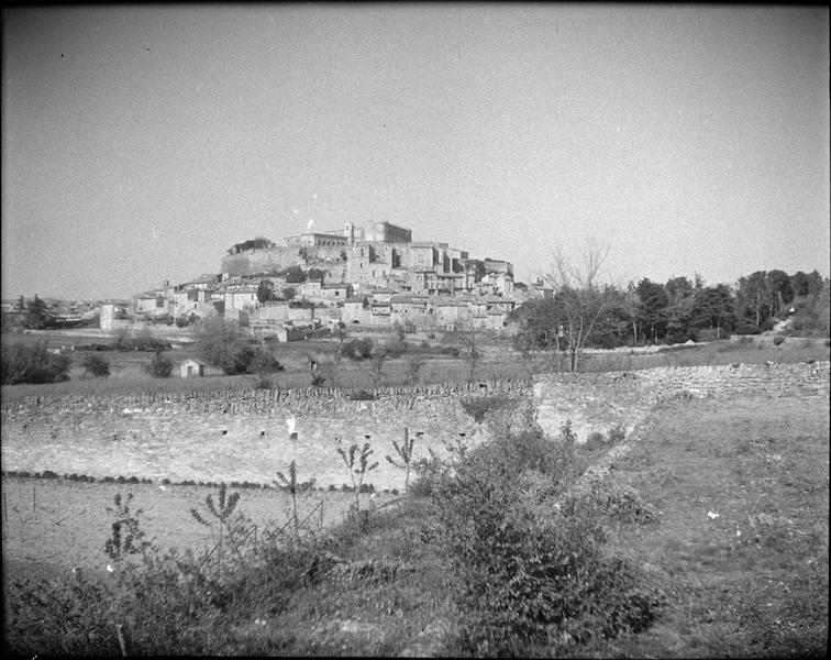 Ensemble sud vu de loin et village en contrebas