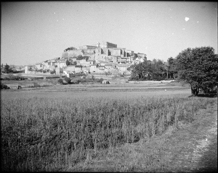 Ensemble sud vu de loin et village en contrebas