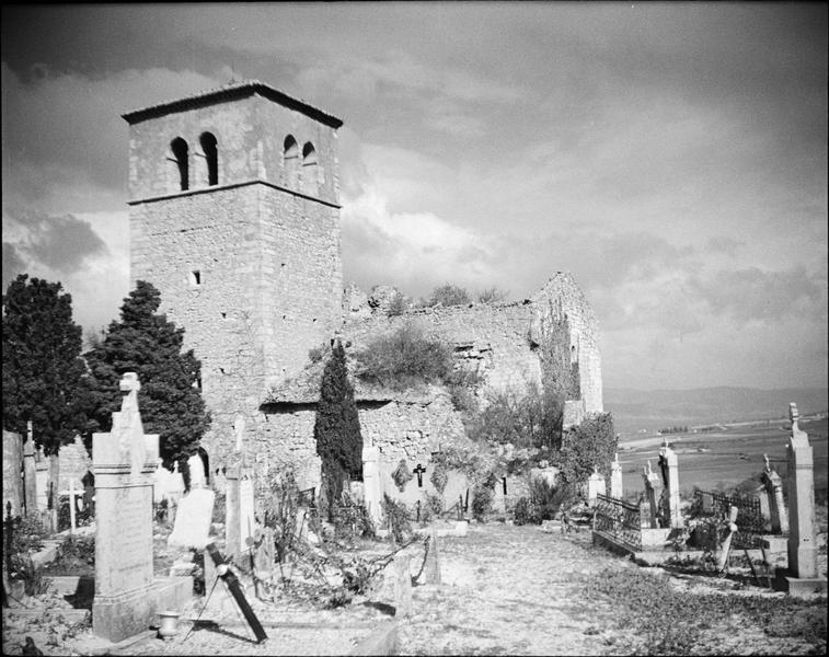 Façade avec clocher et cimetière au premier plan