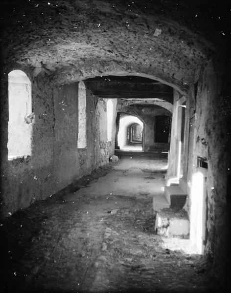 Passage voûté sous les habitations (ancien chemin de ronde)