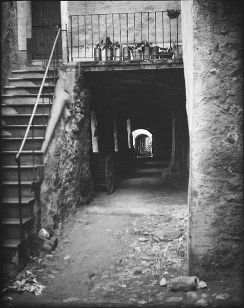 Passage voûté sous les habitations (ancien chemin de ronde)