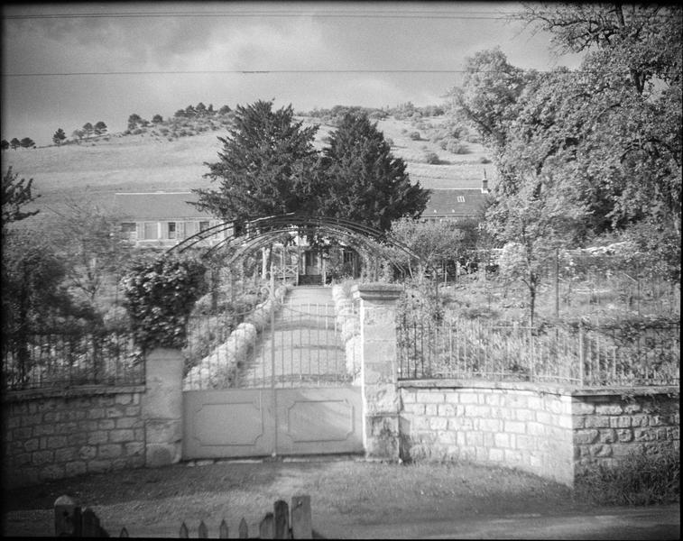 Portail d'entrée sur le chemin du Roy, allée centrale et façade sud