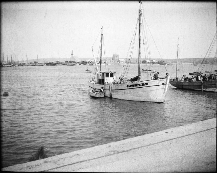 Bateaux amarrés au port depuis le quai Gustave-Toudouze