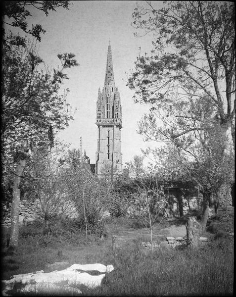 Clocher, côté nord depuis un jardin