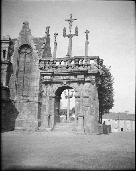 Arc de triomphe et calvaire, côté ouest