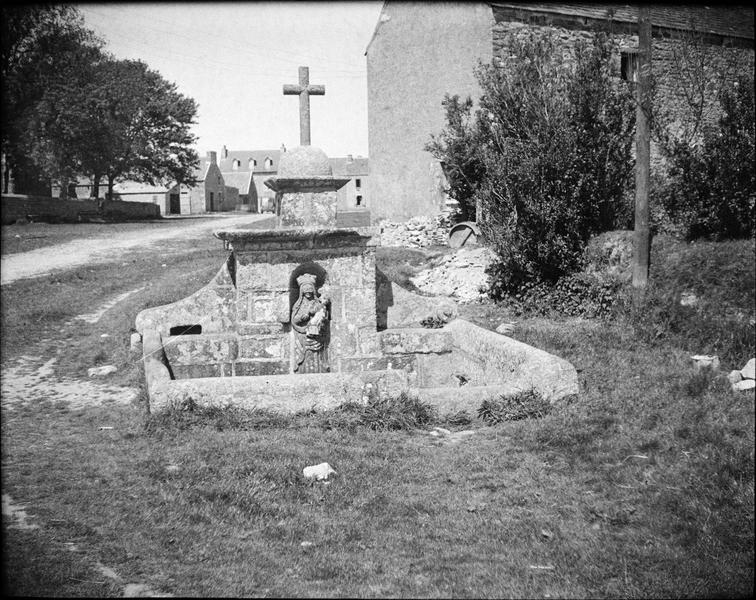 Fontaine ornée d'une niche avec statue de la Vierge à l'Enfant et surmontée d'une croix