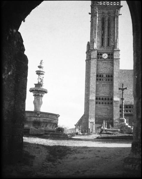 Fontaine, calvaire et clocher, côté sud depuis l'arc de triomphe