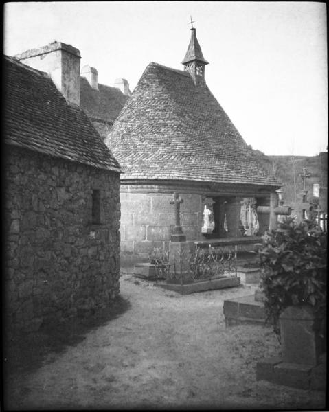 Oratoire du Sacre dans le cimetière, côté nord-est