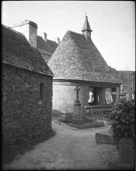 Oratoire du Sacre dans le cimetière, côté nord-est