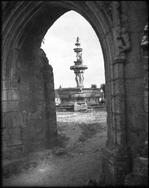 Fontaine, côté sud-est depuis l'arc de triomphe