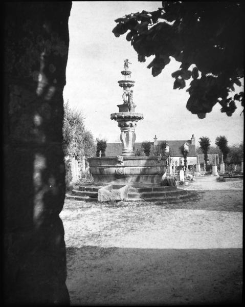 Fontaine, côté sud-est depuis l'arc de triomphe