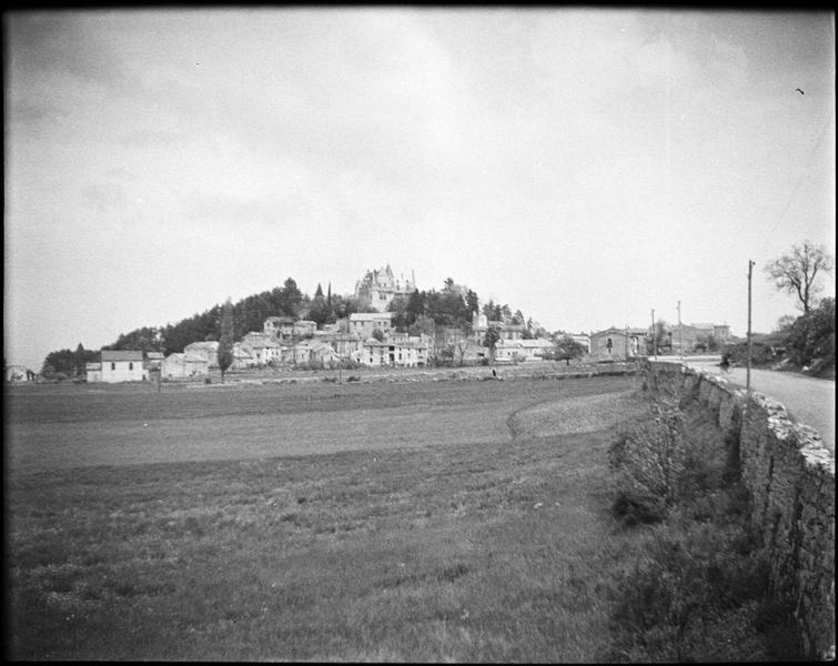 Ensemble sud et village en contrebas depuis la rue du Pré