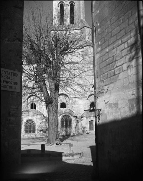 Clocher et façade, côté est depuis la place du Marché