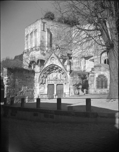 Portail sud-est depuis la place de l'église monolithe