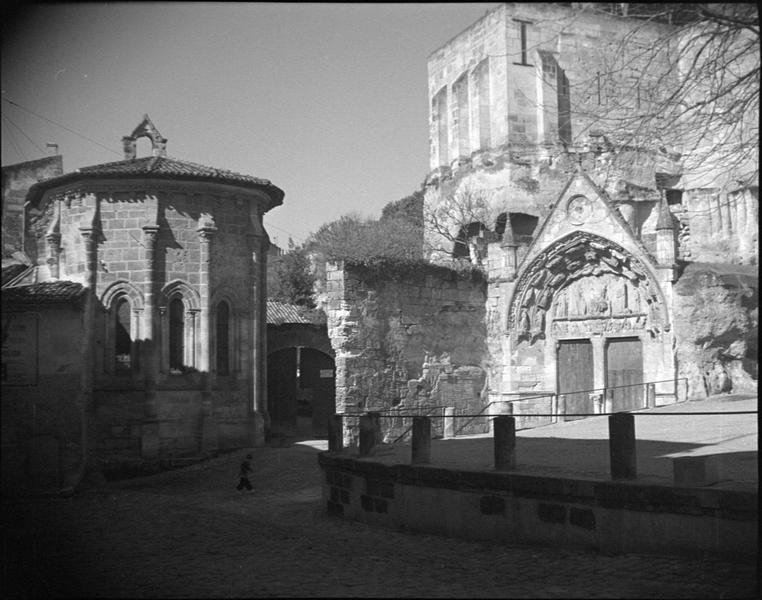 Portail sud-est de l'église et chapelle de la Trinité (à gauche) depuis la place de l'église monolithe