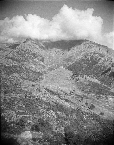 Vestiges du fort côté sud-est et Monte d'Oro en arrière plan