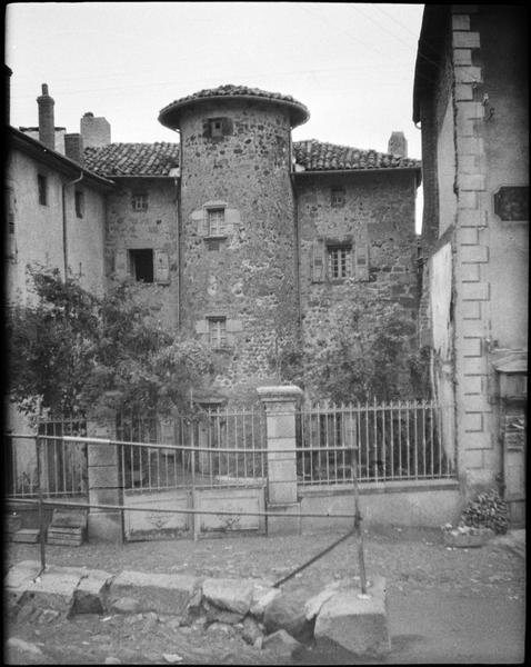 Façade sur cour avec tourelle d'escalier