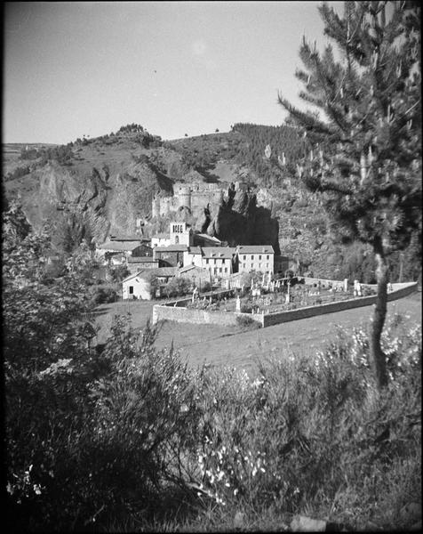 Village, clocher de l'église et château, côté ouest