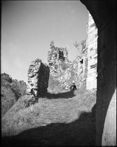 Entrée en ruines et homme assis