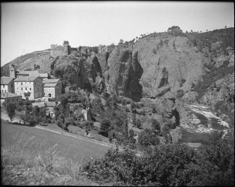 Ensemble sud, château et rocher basaltique